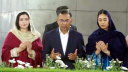 মা-বাবার কবর জিয়ারত করলেন প্রধানমন্ত্রী