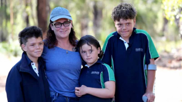 সমুদ্রে ভেসে যাওয়া পরিবারকে বাঁচাল ১৩ বছরের কিশোর