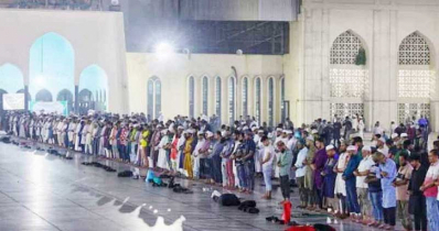 প্রথম তারাবির নামাজে বায়তুল মোকাররমে মুসল্লিদের ঢল