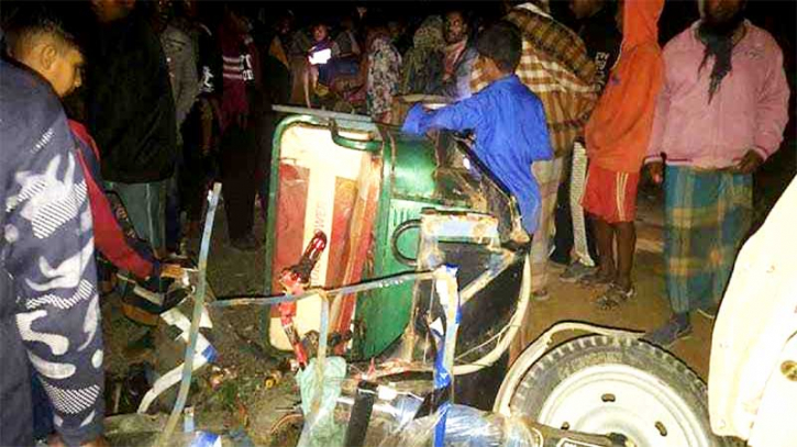 শেরপুরে ট্রাকচাপায় অটোরিকশার ২ জন নিহত