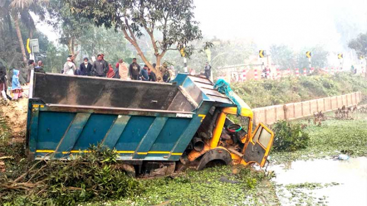 সবজিবাহী ভ্যানে বালুর ট্রাকের ধাক্কা, নিহত ৫