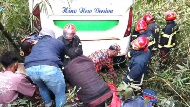 ইজিবাইককে চাপা দিয়ে বাস খাদে, নিহত বেড়ে ৭