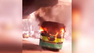 রাজধানীর উত্তরায় বাসে আগুন