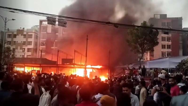 উত্তরায় কাঁচাবাজারে ভয়াবহ আগুন