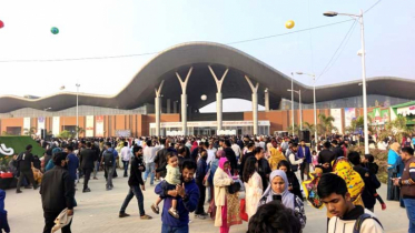 বাণিজ্য মেলা মেলায় মানুষের উপচে পড়া ভিড়