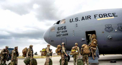 কাতারের মার্কিন ঘাঁটি ছাড়তে কর্মকর্তাদের নির্দেশ