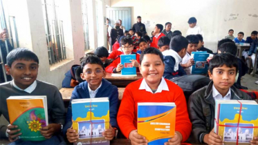 নতুন বই হাতে পেয়ে শিক্ষার্থীদের উচ্ছ্বাস