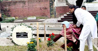 হাদির কবর জিয়ারত করলো পরিবার