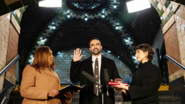 কোরআনে হাত রেখে শপথ নিলেন নিউইয়র্কের মেয়র মামদানি