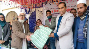 রাণীনগরে দরিদ্রদের মাঝে স্বেচ্ছাসেবী সংগঠনের শীতবস্ত্র বিতরণ