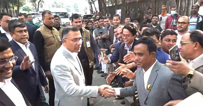 রাস্তায় দাঁড়িয়ে নিয়োগপ্রত্যাশী শিক্ষকদের কথা শুনলেন তারেক রহমান