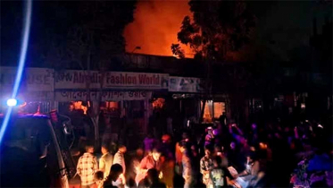 রাজধানীর ভাটারায় মার্কেটে ভয়াবহ আগুন
