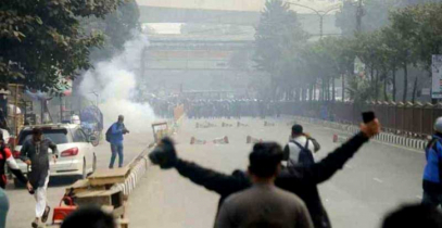 কারওয়ান বাজারে পুলিশের সঙ্গে মোবাইল ব্যবসায়ীদের ধাওয়া-পাল্টাধাওয়