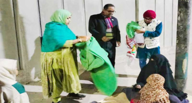 ঘুমন্ত মানুষদের গায়ে শীতবস্ত্র জড়িয়ে দিলেন নতুনধারার নেতৃবৃন্দ