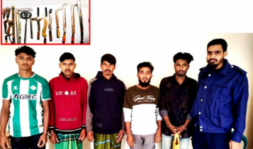 হোমনায় সেনা অভিযানে দেশীয় অস্ত্রসস্ত্রসহ ৫ যুবক আটক