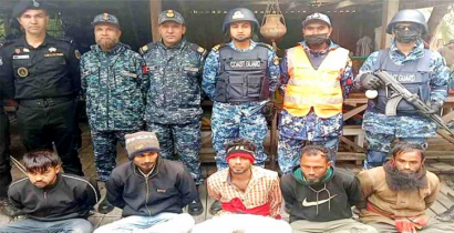 জিম্মি থাকা পর্যটক ও রিসোর্ট মালিক উদ্ধার হয়েছে