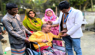 প্রতিবন্ধী সাইফুলকে হুইল চেয়ার প্রদান