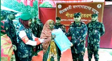 চাঁপাইনবাবগঞ্জের সীমান্তের চরাঞ্চলে বিজিবির কম্বল বিতরণ