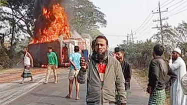 কুমিল্লায় বাস অটোরিকশা মোটরসাইকেলের সংঘর্ষ, দগ্ধ হয়ে নিহত ৪
