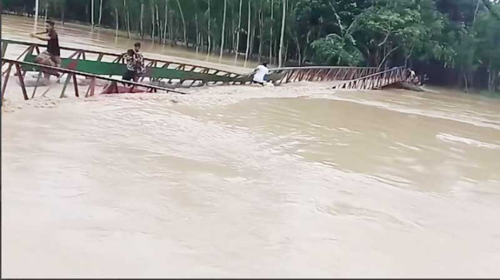 শেরপুরে পানির তোড়ে ব্রিজ ভেঙে নদীতে, রক্ষা পেলো মানুষ