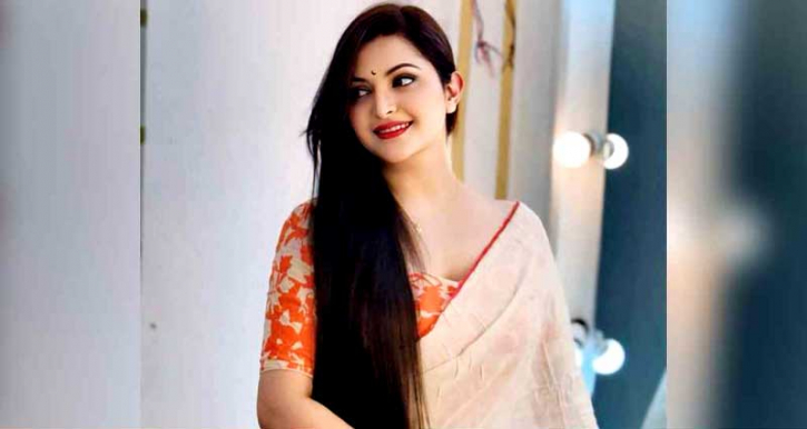 হঠাৎ হুইলচেয়ারে পরীমণি, ঘটনা কী