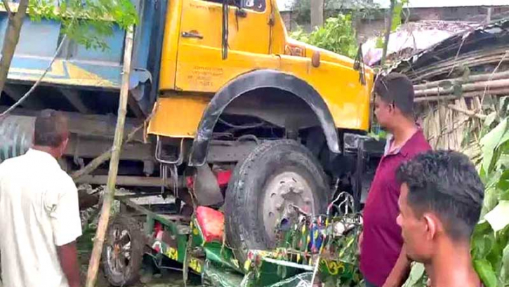 ট্রাকচাপায় মা ও দুই সন্তানসহ নিহত ৪