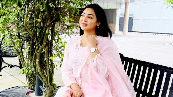 ‘তোমাকে ছাড়া এখনো বেঁচে আছি’—কার অপেক্ষায় দিন গুনছেন প্রভা?