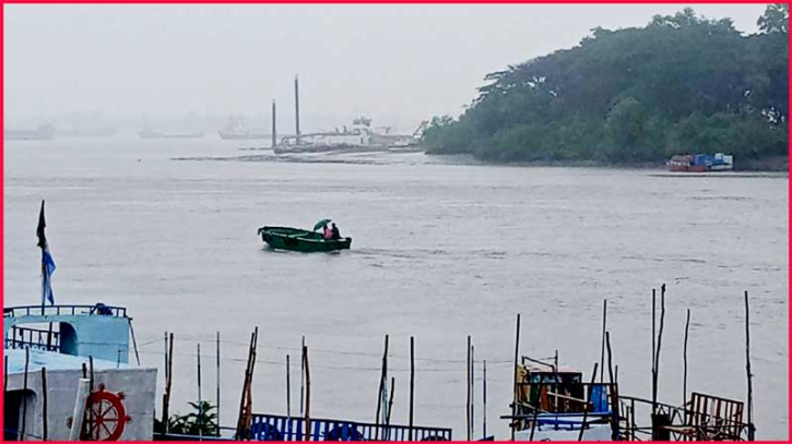 মোংলা বন্দরে ৩ নম্বর সতর্ক সংকেত,পণ্য খালাস বন্ধ
