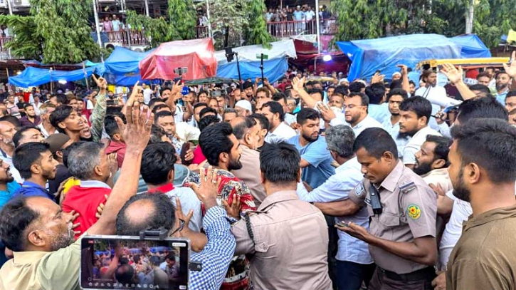 জামায়াতের মিছিলে বিএনপির হামলা : আহত ব্যবসায়ী