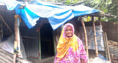 বৃষ্টি আসলেই ভিজে রাত কাটে ৭০ বয়সী মনোয়ারার