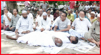 হিমাগারের অতিরিক্ত ভাড়া: কাফনের কাপড় পরে কৃষকের গণ-অনশন