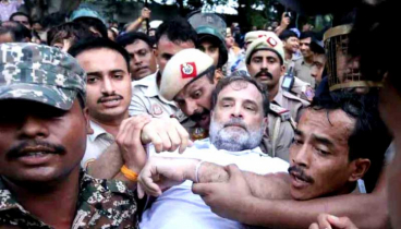 মোদির বাসভবনের সামনে থেকে রাহুল ও প্রিয়াঙ্কা আটক