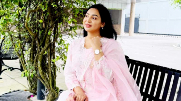 ‘তোমাকে ছাড়া এখনো বেঁচে আছি’—কার অপেক্ষায় দিন গুনছেন প্রভা?