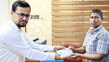 হোমনায় চুরির শিকার প্রতিবন্ধী লুতুর পাশে উপজেলা প্রশাসন 