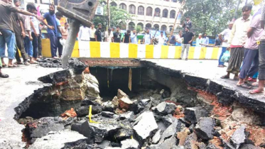রাজধানীর ধোলাইখালে সড়কে ধস