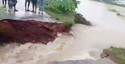 কুশিয়ারা নদীর পানির তোড়ে সড়ক ভেঙে যোগাযোগ বিচ্ছিন্ন