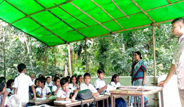 প্রাথমিক বিদ্যালয়ে শ্রেণিকক্ষ সংকটে তাবু টানিয়ে পাঠদান
