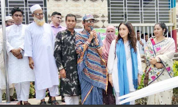 টাঙ্গাইলে শহীদ একাডেমিক স্কুলে গাছের চারা বিতরণ