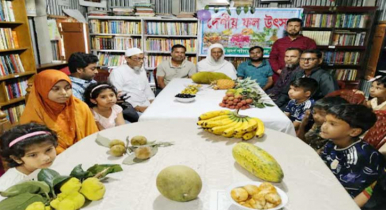 শিশুদের নিয়ে টাঙ্গাইলে ফল উৎসব করলো বাতিঘর আদর্শ পাঠাগার 