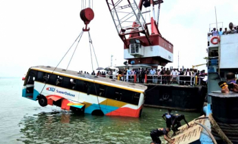 গোয়ালন্দের দৌলতদিয়া নদীতে পড়ে যাওয়া বাসটি উদ্ধার
