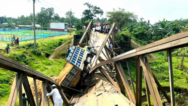 বেইলি ব্রিজ ভেঙে বালুবোঝাই ট্রাক কংশ নদীতে