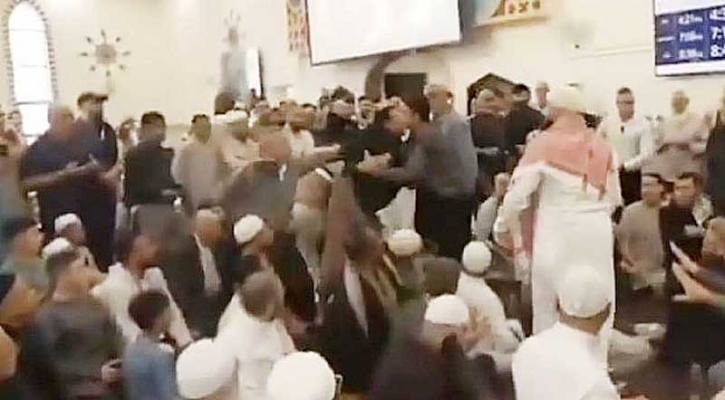 প্রধানমন্ত্রীকে মসজিদ থেকে বের করে দিলেন মুসুল্লিরা