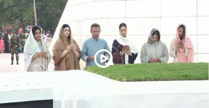 মা-বাবার কবর জিয়ারত করলেন প্রধানমন্ত্রী