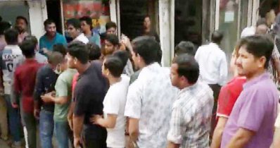 ঈদযাত্রার টিকিট কাটতে গাবতলীতে উপচেপড়া ভিড়