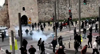 আল-আকসায় ঈদের নামাজে আসা মুসল্লিদের ওপর ইসরায়েলি বাহিনীর হামলা