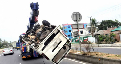 বগুড়ায় নিয়ন্ত্রণ হারিয়ে মাইক্রোবাস ডিভাইডারে, নিহত ৩